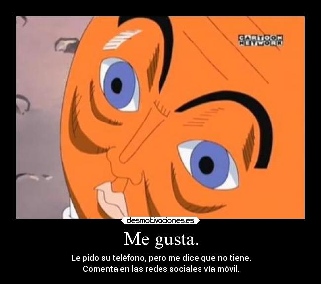 Me gusta. - Le pido su teléfono, pero me dice que no tiene.
Comenta en las redes sociales vía móvil.