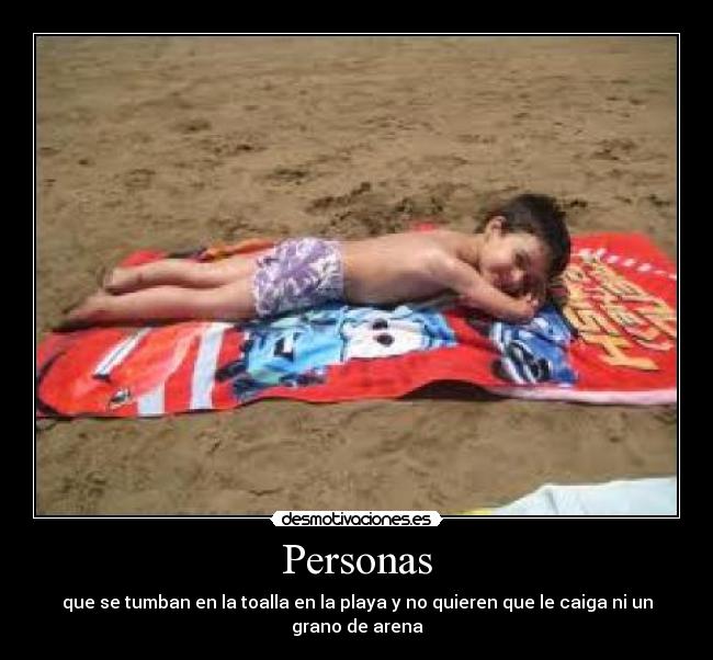 Personas - que se tumban en la toalla en la playa y no quieren que le caiga ni un grano de arena