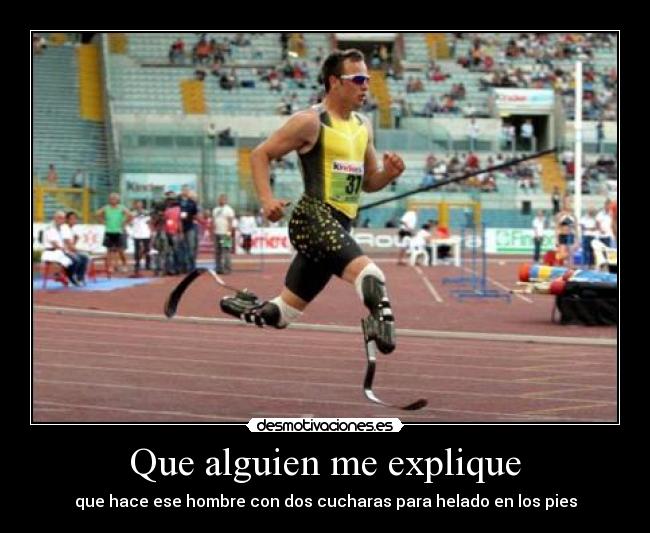 Que alguien me explique - que hace ese hombre con dos cucharas para helado en los pies