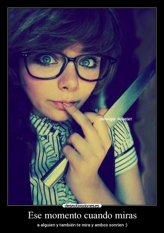 Ese momento cuando miras - a alguien y también te mira y ambos sonríen :)♥
