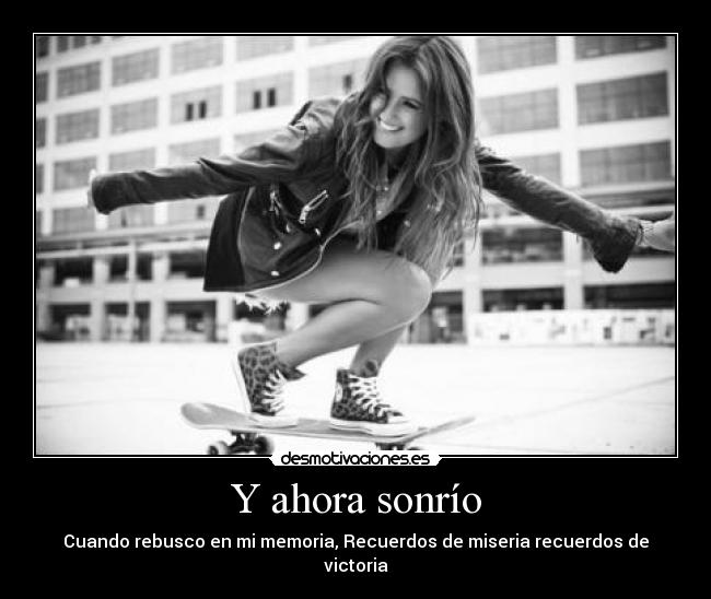 Y ahora sonrío - Cuando rebusco en mi memoria, Recuerdos de miseria recuerdos de victoria