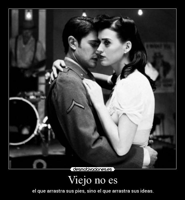 Viejo no es - el que arrastra sus pies, sino el que arrastra sus ideas.