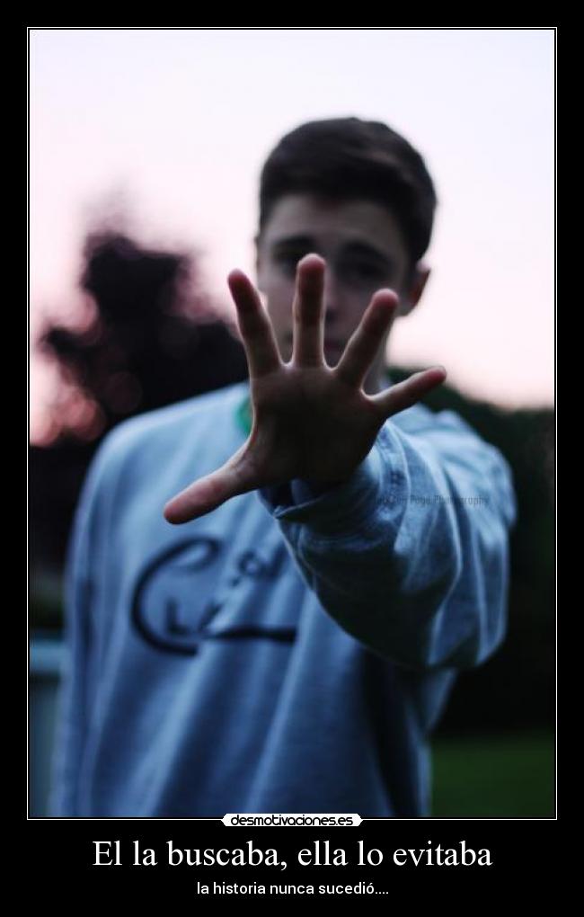 El la buscaba, ella lo evitaba -