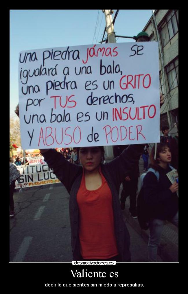 Valiente es - decir lo que sientes sin miedo a represalias.