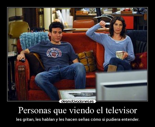 Personas que viendo el televisor - 