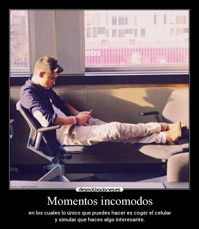 Momentos incomodos - en los cuales lo único que puedes hacer es coger el celular
y simular que haces algo interesante.