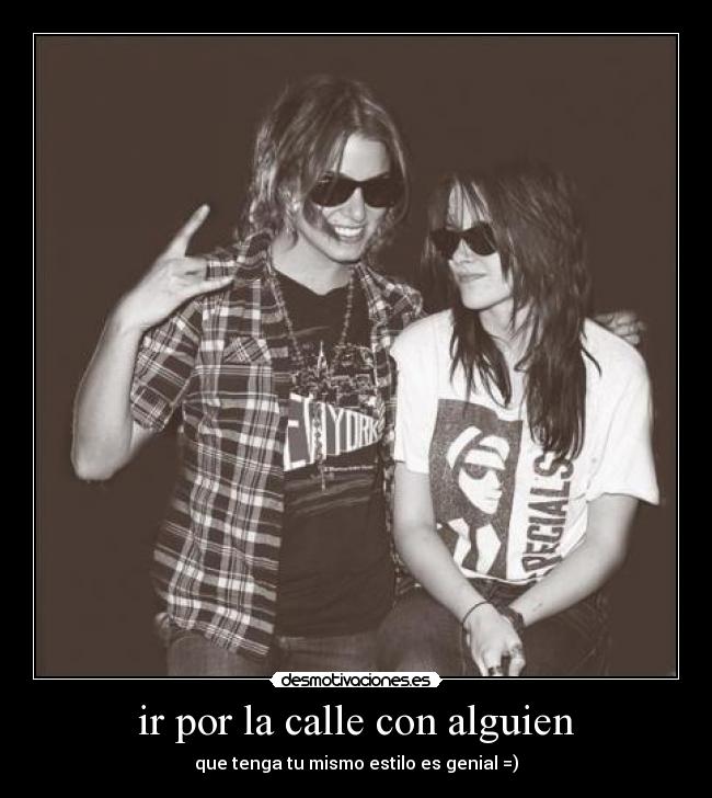 ir por la calle con alguien -