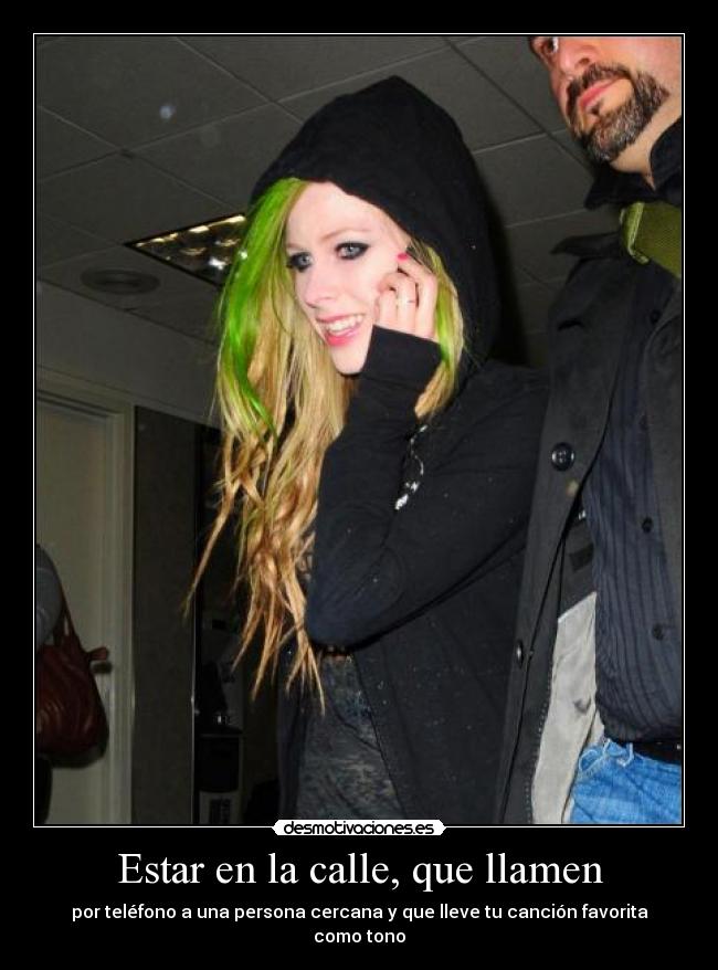 Estar en la calle, que llamen - por teléfono a una persona cercana y que lleve tu canción favorita como tono