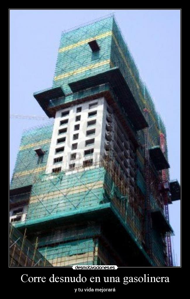 Corre desnudo en una gasolinera - 