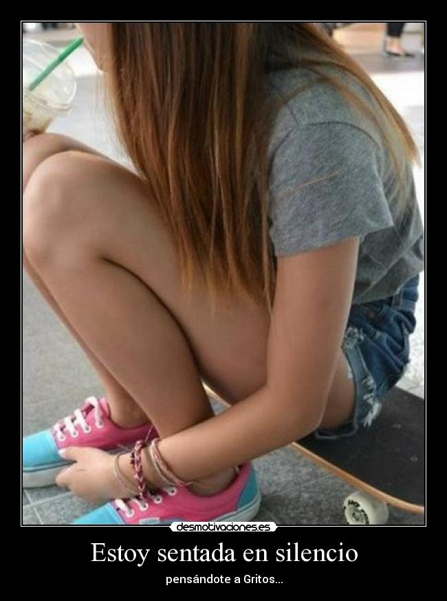 Estoy sentada en silencio - pensándote a Gritos...