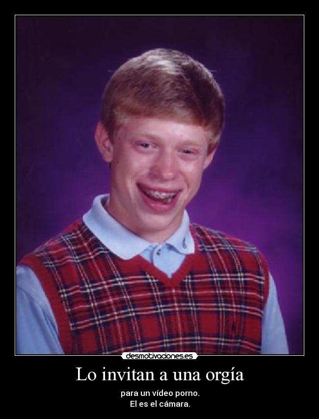 Lo invitan a una orgía - para un vídeo porno.
El es el cámara.