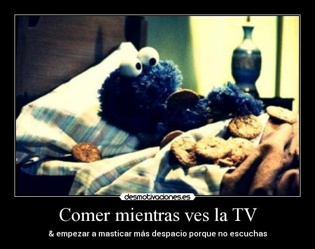 Comer mientras ves la TV - & empezar a masticar más despacio porque no escuchas