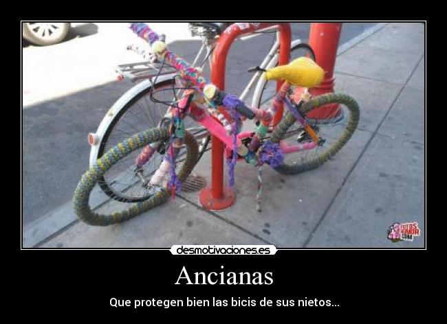 Ancianas - Que protegen bien las bicis de sus nietos...