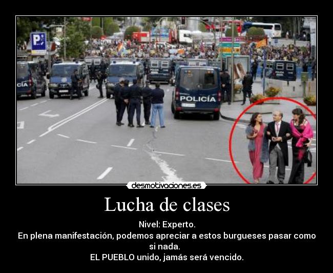 Lucha de clases - Nivel: Experto.
En plena manifestación, podemos apreciar a estos burgueses pasar como si nada.  
EL PUEBLO unido, jamás será vencido.