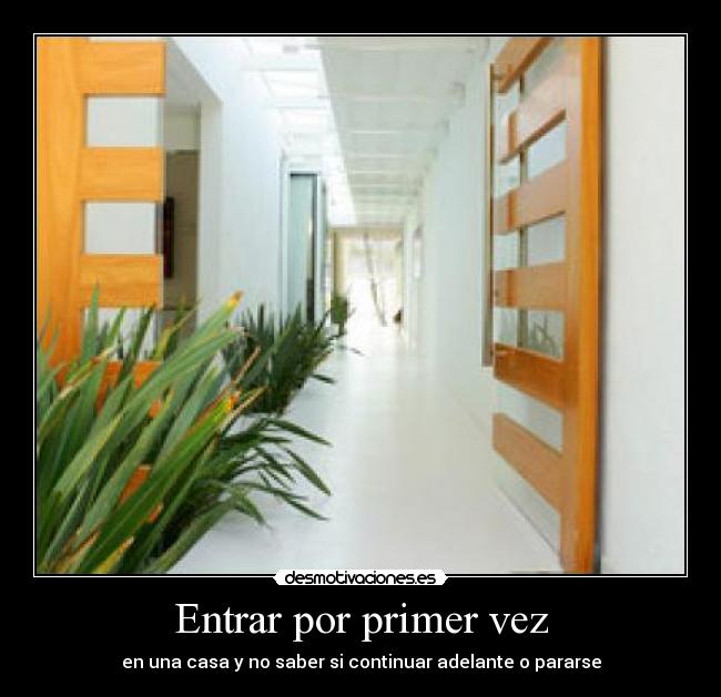 Entrar por primer vez - en una casa y no saber si continuar adelante o pararse