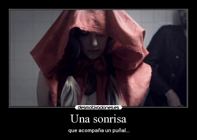 Una sonrisa - que acompaña un puñal...