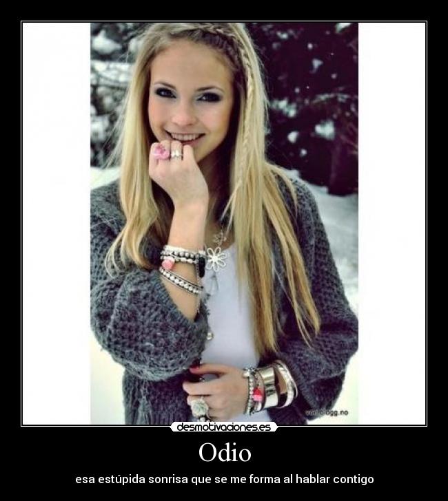 Odio - esa estúpida sonrisa que se me forma al hablar contigo