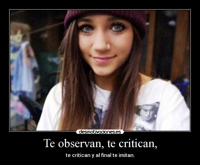 Te observan, te critican, -