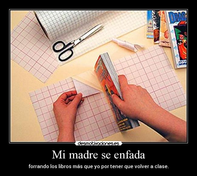 Mi madre se enfada - forrando los libros más que yo por tener que volver a clase.