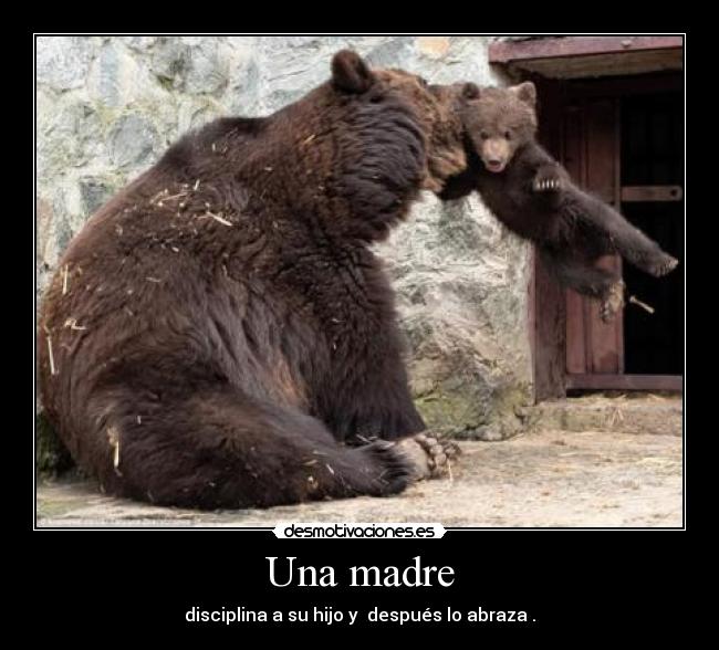 Una madre - disciplina a su hijo y después lo abraza .