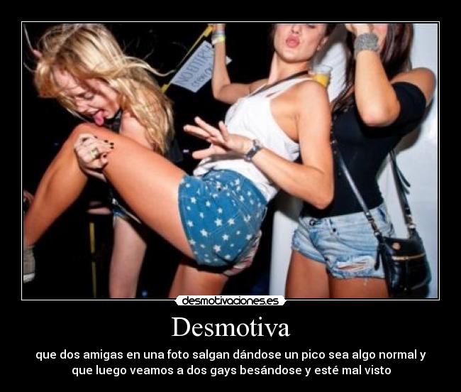 carteles amigas beso gays desmotivaciones