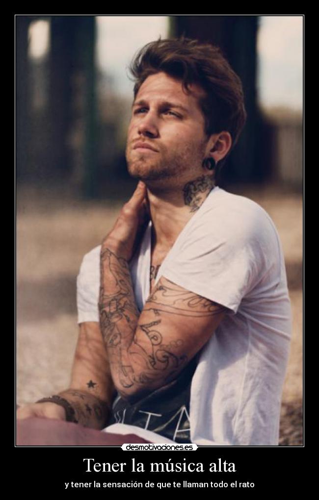 Tener la música alta -