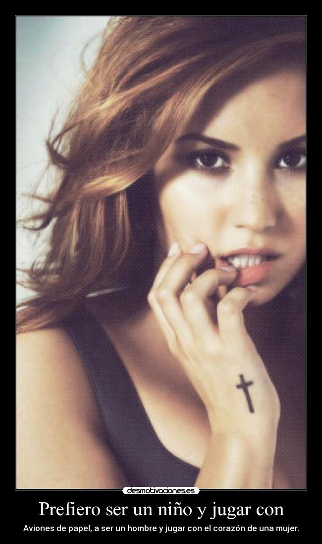 Prefiero ser un niño y jugar con - Aviones de papel, a ser un hombre y jugar con el corazón de una mujer.