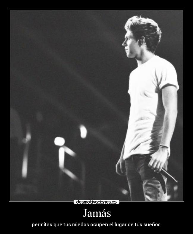 Jamás - permitas que tus miedos ocupen el lugar de tus sueños.