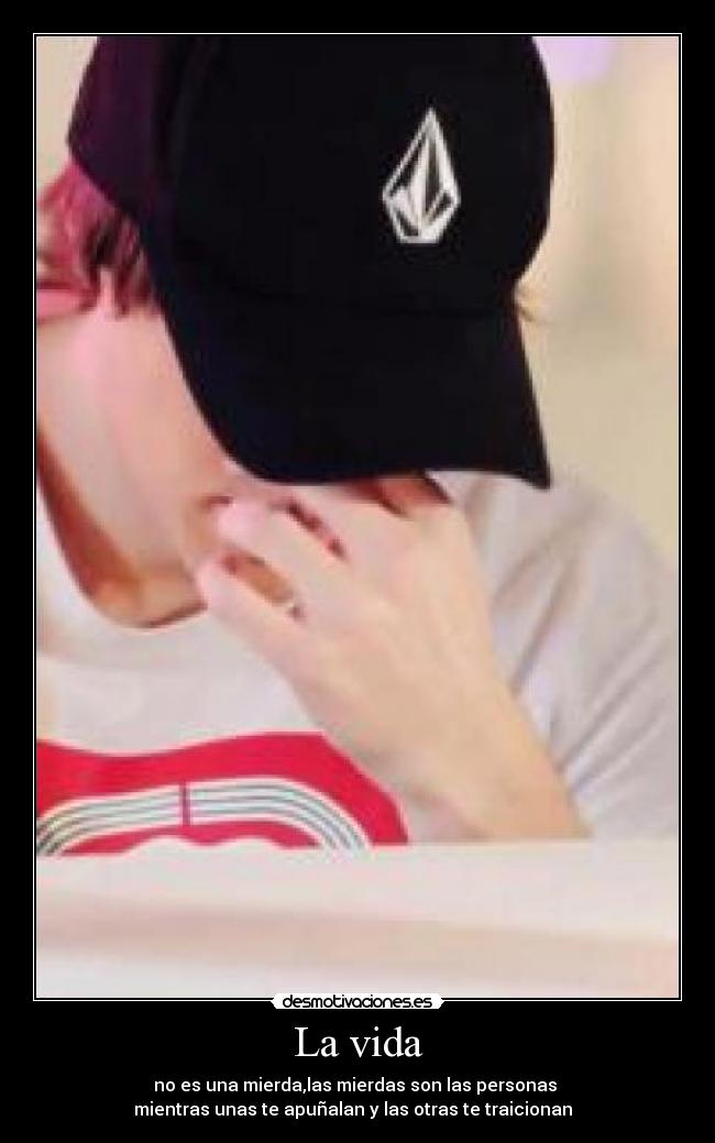 La vida - no es una mierda,las mierdas son las personas
mientras unas te apuñalan y las otras te traicionan ♪♫