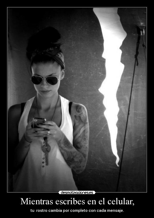 Mientras escribes en el celular, - tu rostro cambia por completo con cada mensaje.