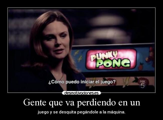 Gente que va perdiendo en un - juego y se desquita pegándole a la máquina.