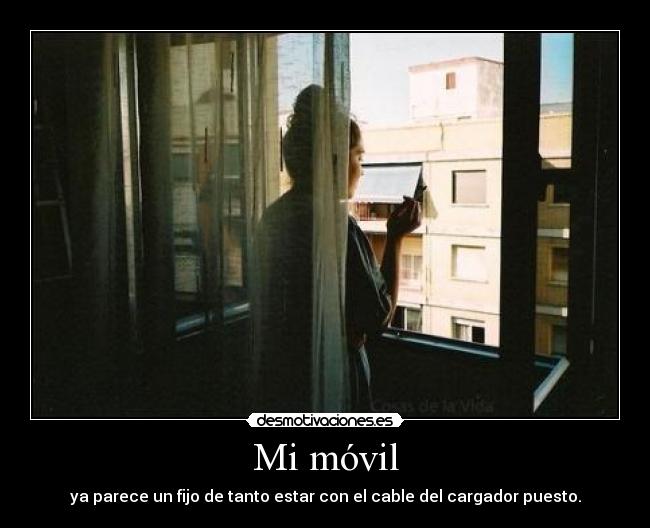 Mi móvil - ya parece un fijo de tanto estar con el cable del cargador puesto.