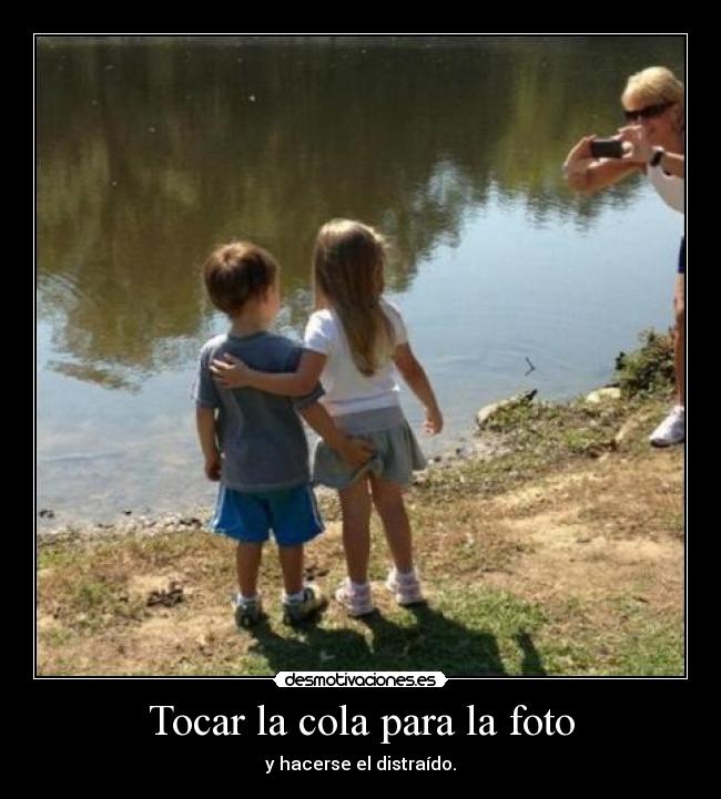 Tocar la cola para la foto - y hacerse el distraído.