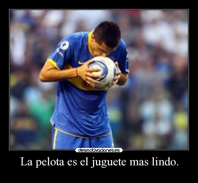 La pelota es el juguete mas lindo. - 