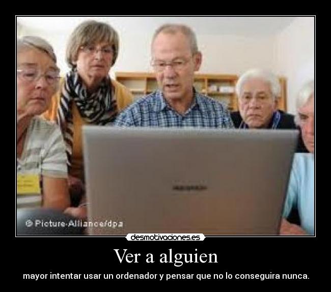 Ver a alguien - mayor intentar usar un ordenador y pensar que no lo conseguira nunca.