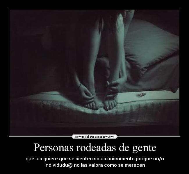 Personas rodeadas de gente - 