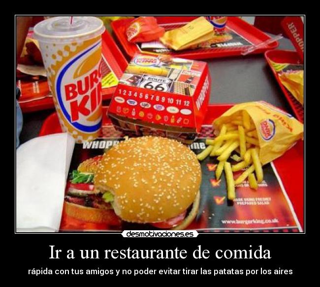 Ir a un restaurante de comida - rápida con tus amigos y no poder evitar tirar las patatas por los aires