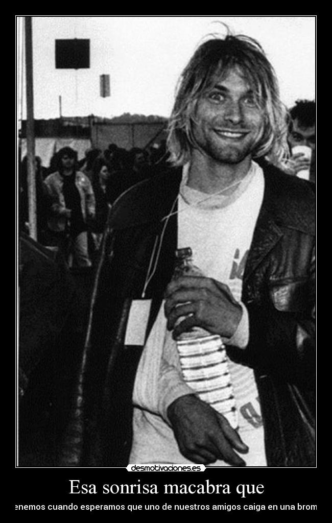 Esa sonrisa macabra que - tenemos cuando esperamos que uno de nuestros amigos caiga en una broma