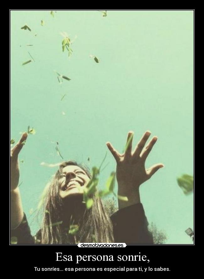 Esa persona sonrie, -