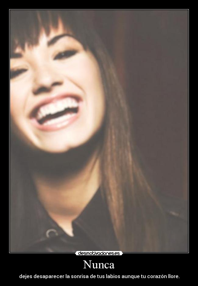 Nunca - dejes desaparecer la sonrisa de tus labios aunque tu corazón llore.