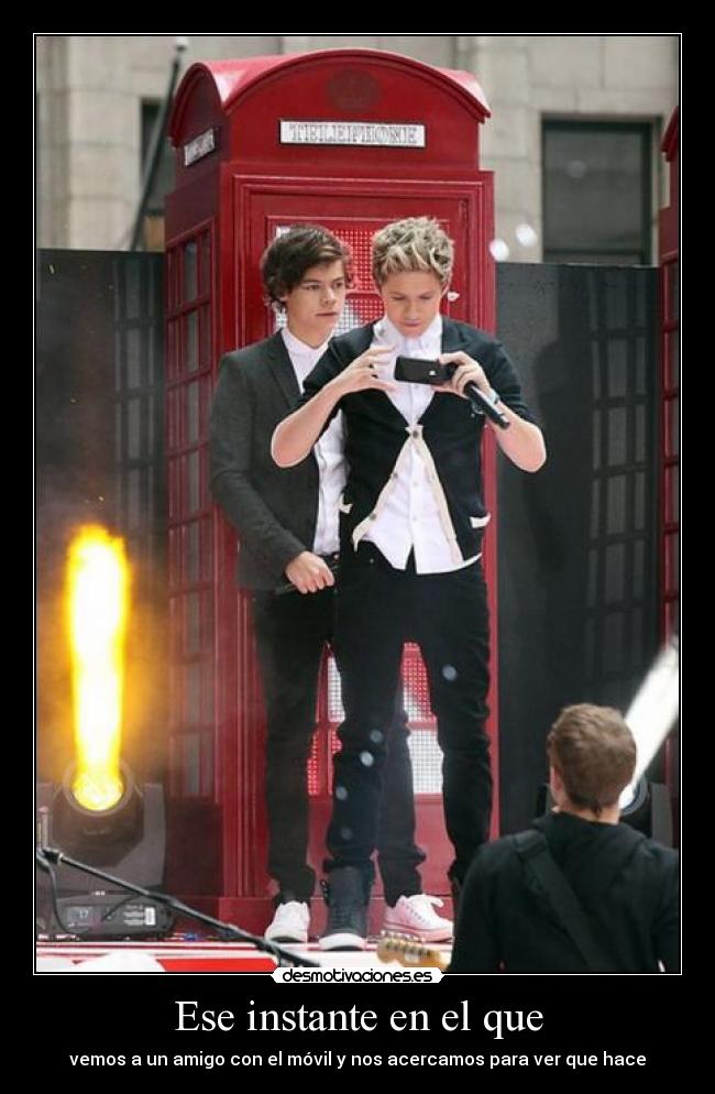 Ese instante en el que - vemos a un amigo con el móvil y nos acercamos para ver que hace