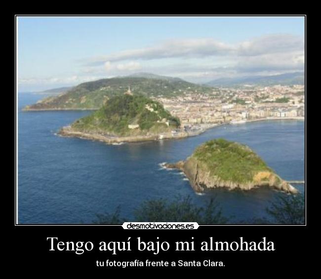 Tengo aquí bajo mi almohada -