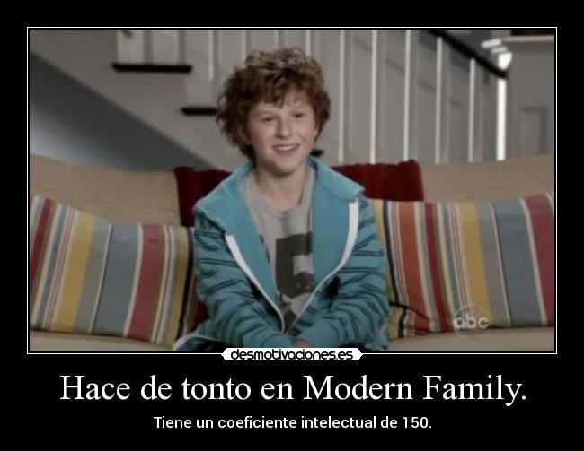 Hace de tonto en Modern Family. - Tiene un coeficiente intelectual de 150.