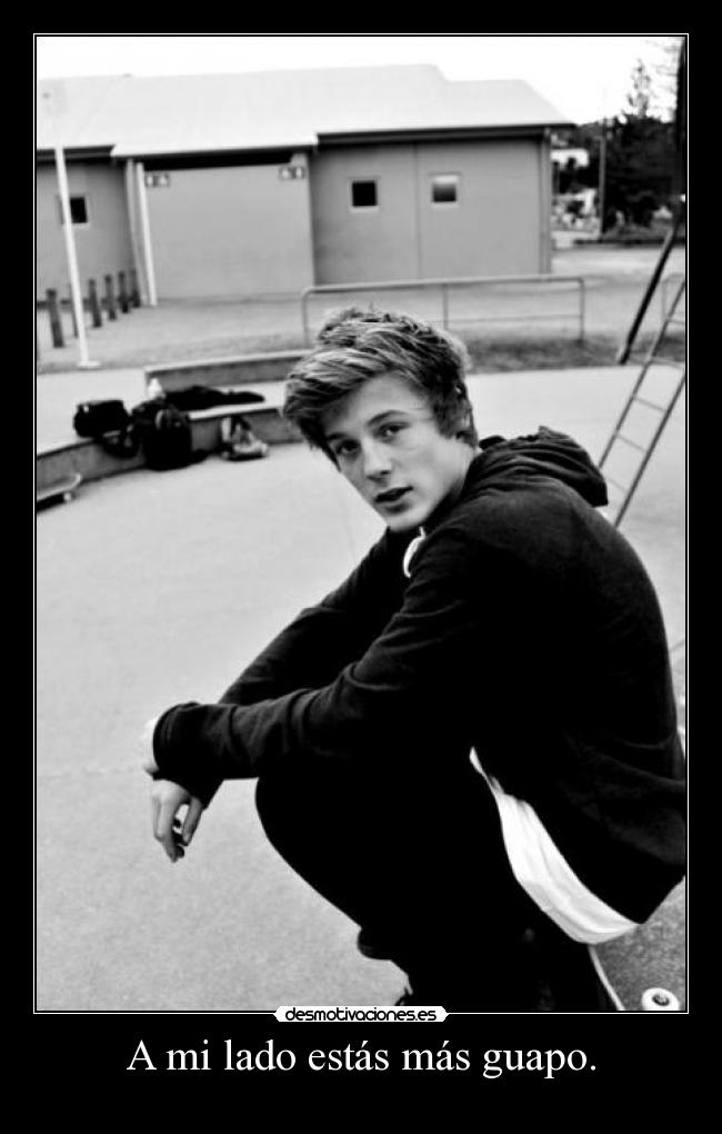 A mi lado estás más guapo. -