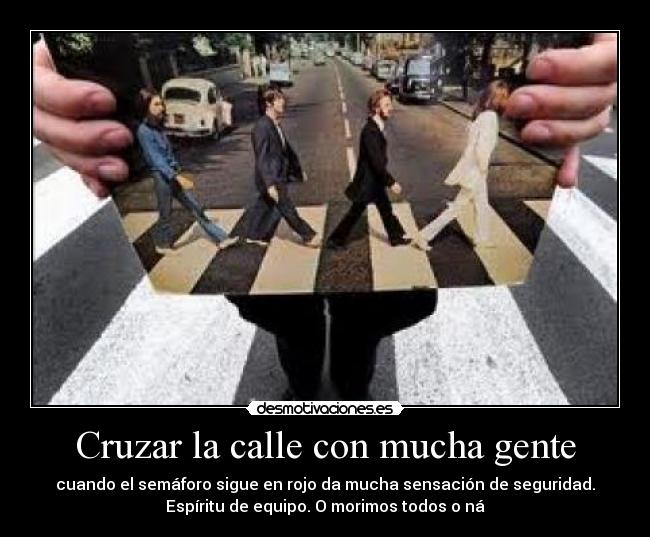 Cruzar la calle con mucha gente -