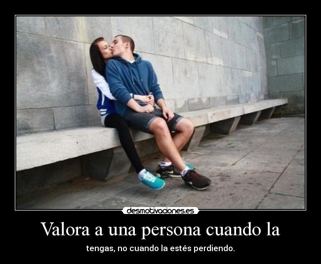 Valora a una persona cuando la - 