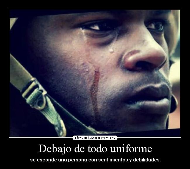 Debajo de todo uniforme - 