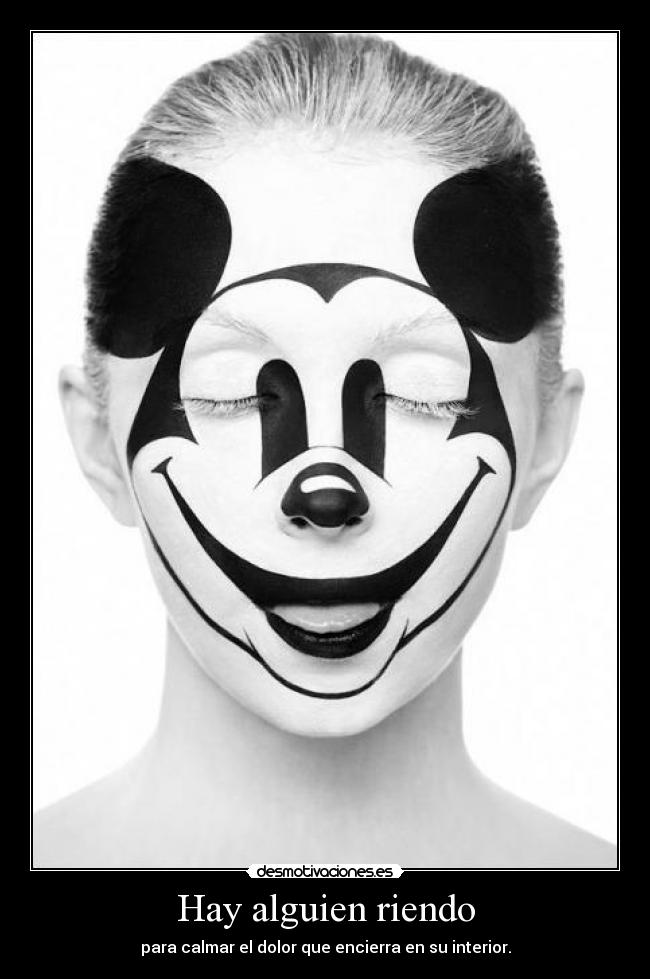 Hay alguien riendo - para calmar el dolor que encierra en su interior.