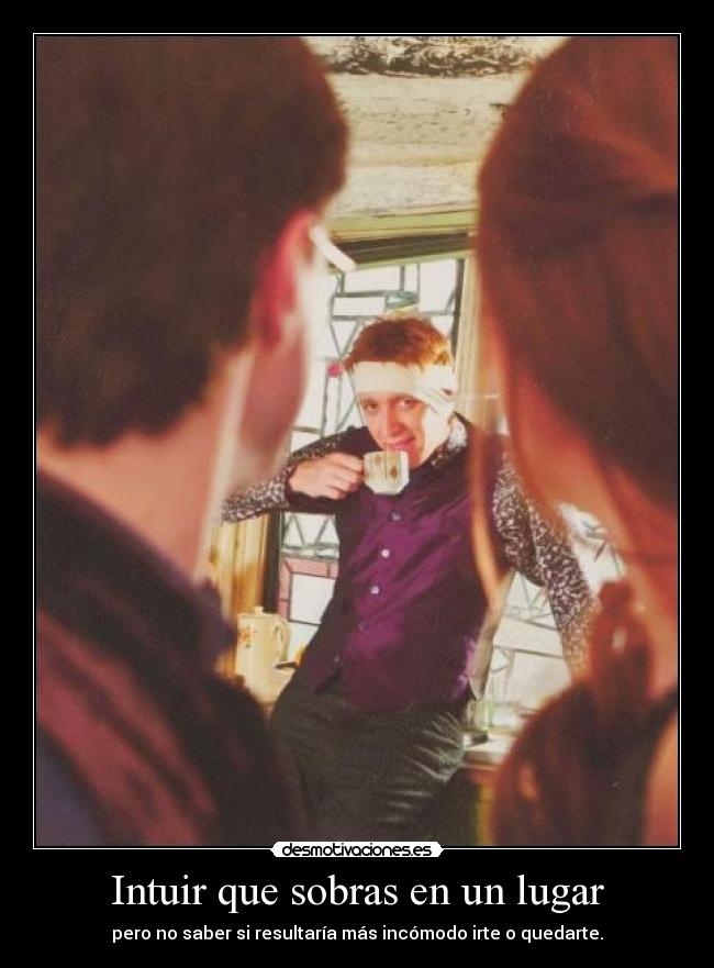 Intuir que sobras en un lugar - pero no saber si resultaría más incómodo irte o quedarte.