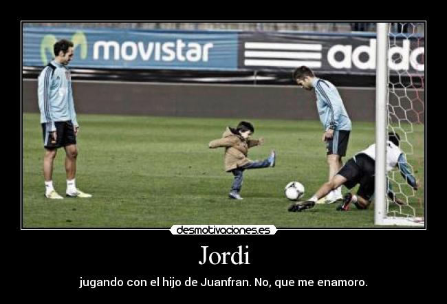 Jordi - jugando con el hijo de Juanfran. No, que me enamoro.